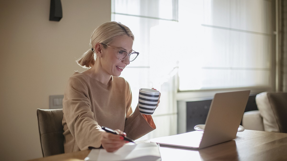 Woman comparing pros and cons of mortgage term lengths.